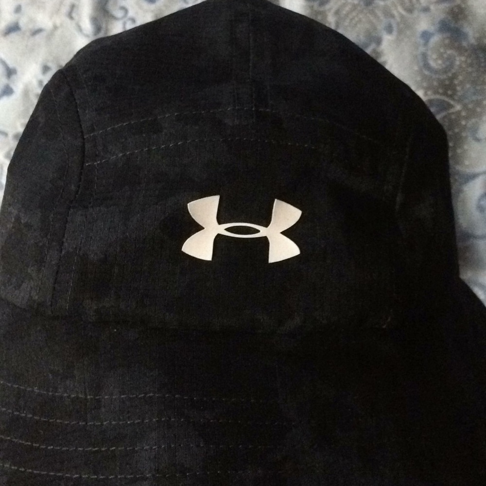 Green and black blend Under Armor bucket hat.